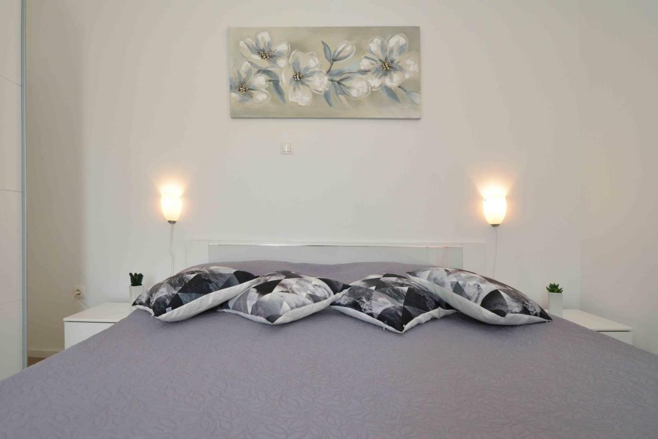 Beach Apartment Kate With Sea View, Balcony And Parking, Murter, Dalmatia Exterior photo